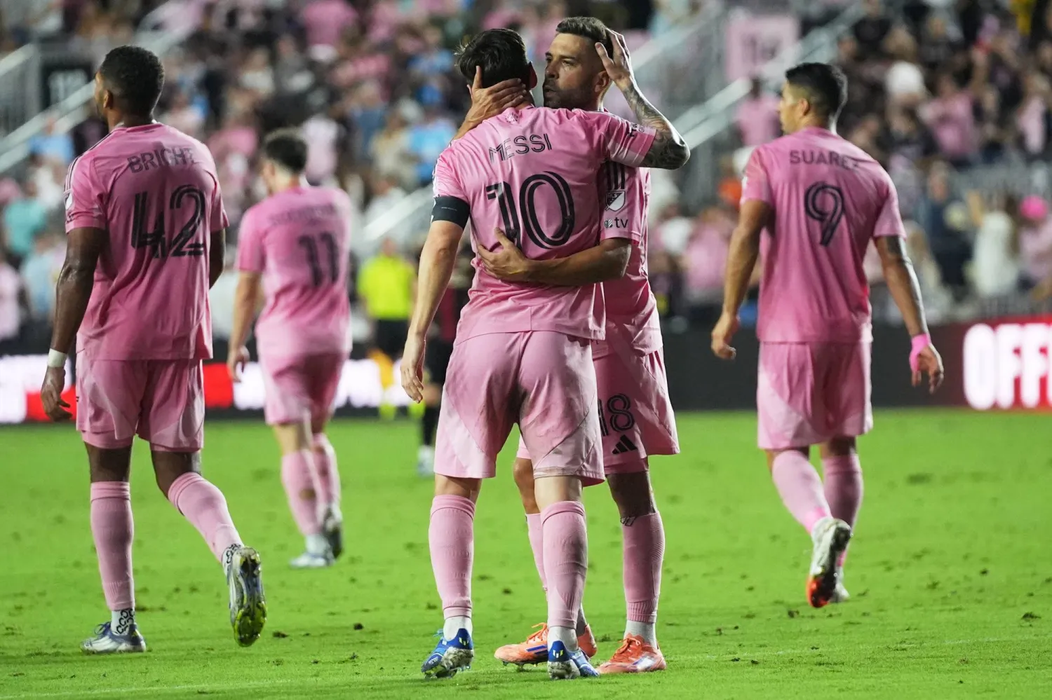 لاعبو إنتر ميامي يحتفلون بهدف ميسي (أ.ب)