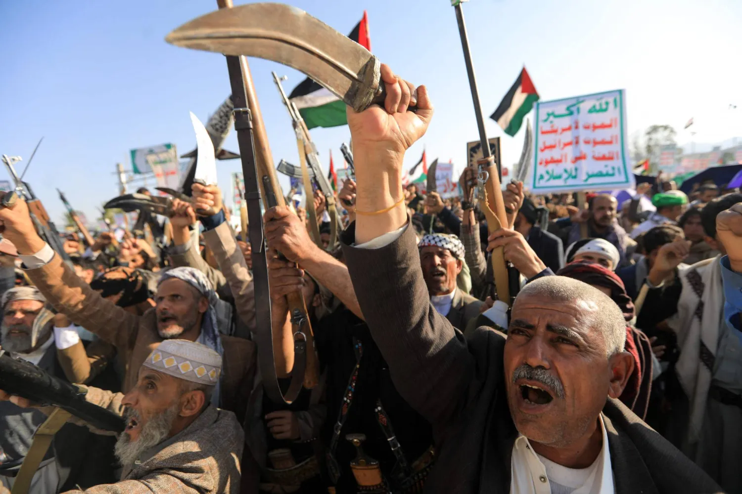 خلال عامين من الحرب في غزة استقطب الحوثيون آلاف الأتباع بمناطق سيطرتهم (أ.ف.ب)