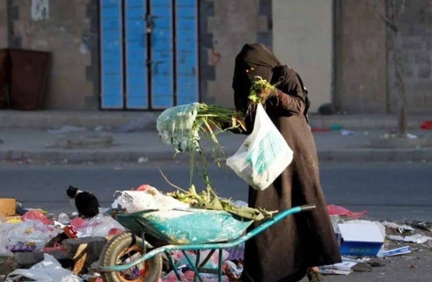 أعداد الفقراء في اليمن تضاعفت خلال الأعوام الأخيرة بفعل الحرب (رويترز)