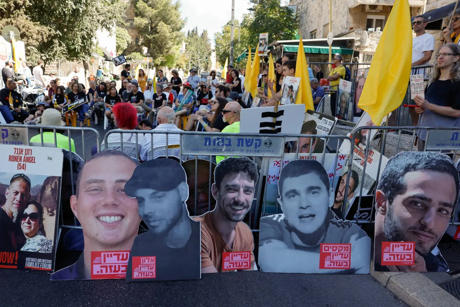 متظاهرون وناشطون إسرائيليون يحملون صور بعض الرهائن لدى «حماس» (رويترز)