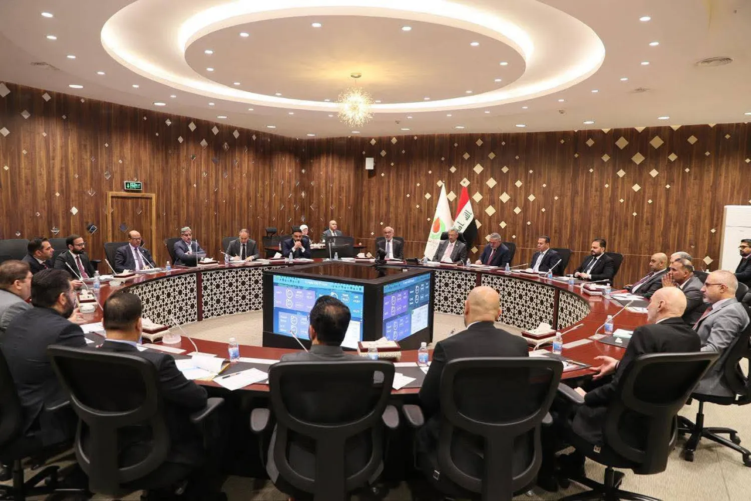 وزير النفط العراقي يبحث مع وكلاء الوزارة والمديرين العامين تحديد تسعيرة النفط في الأسواق العالمية (وزارة النفط العراقية)