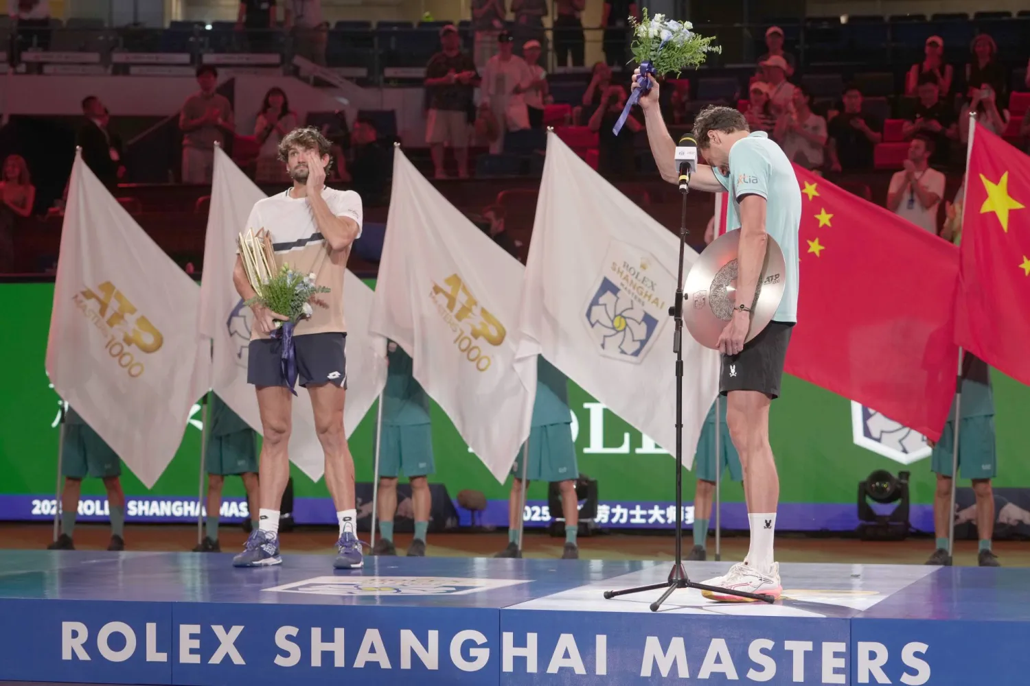 فاشرو يمسح الدموع من عينيه وهو يقف مع الوصيف آرثر ريندركنيش (أ.ب)