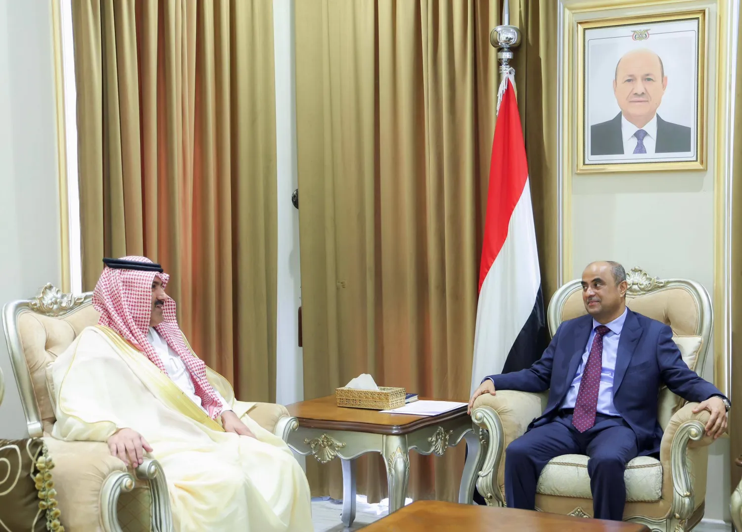 رئيس الوزراء خلال استقباله السفير السعودي لدى اليمن محمد آل جابر عقب إعلان الدعم السعودي لليمن (الشرق الأوسط)