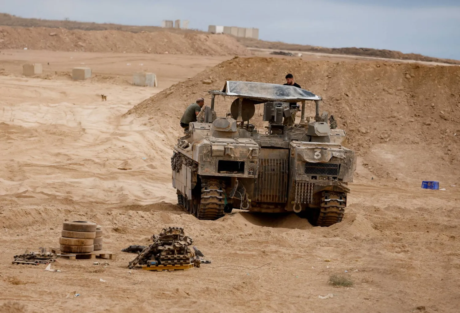 جنود إسرائيليون يعملون بالقرب من الحدود بين إسرائيل وغزة جنوب إسرائيل (رويترز) 