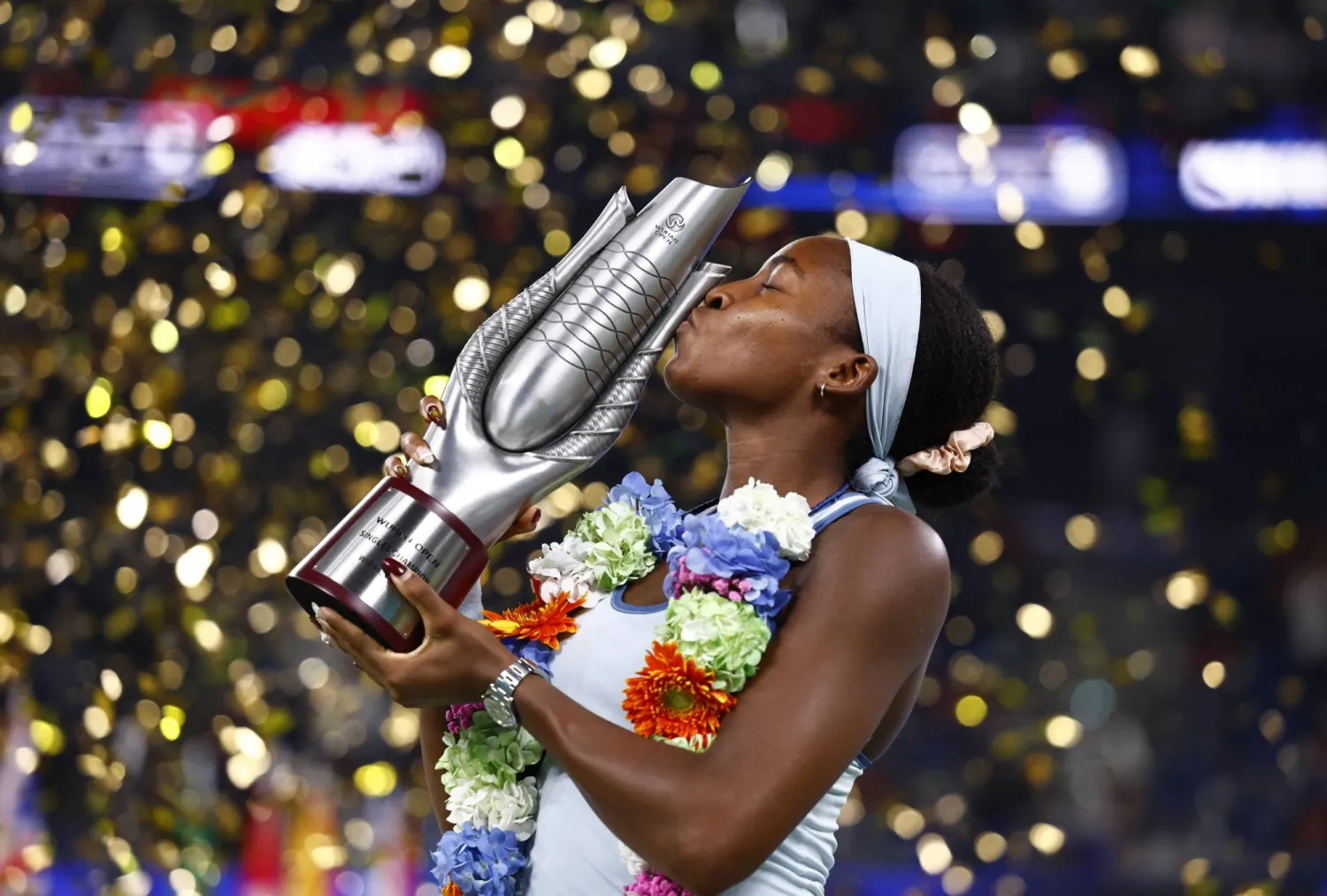 غوف تقبِّل كأس دورة ووهان بعد فوزها باللقب (رويترز)