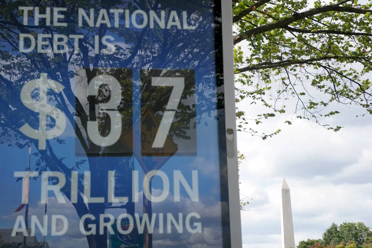 لافتة في «ناشيونال مول» تُظهر الدين العام بعد إغلاق جزئي للحكومة في واشنطن يوم 2 أكتوبر 2025 (رويترز)