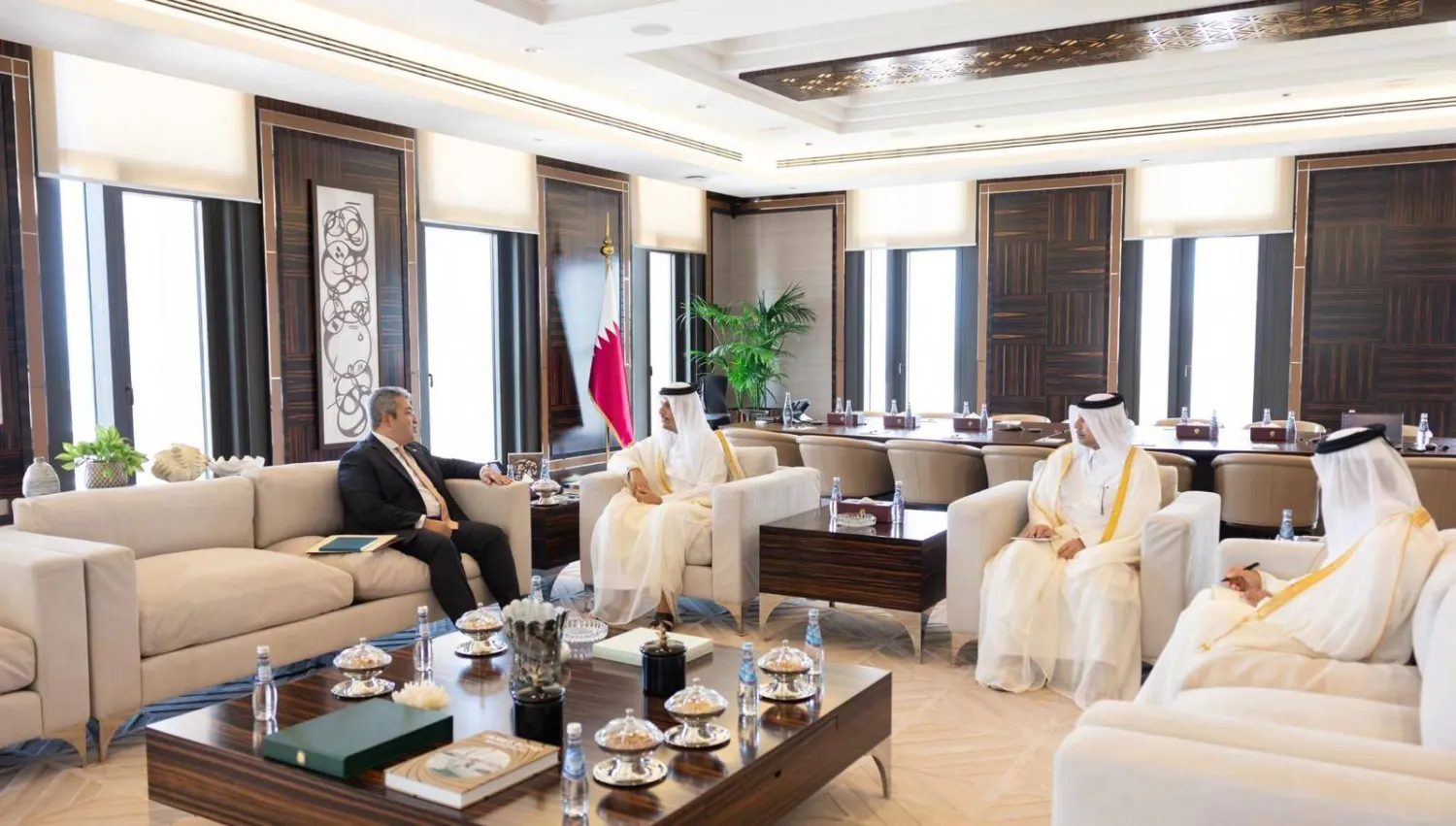 السفير المصري في الدوحة يقدم التعازي في ضحايا حادث شرم الشيخ (الخارجية المصرية)
