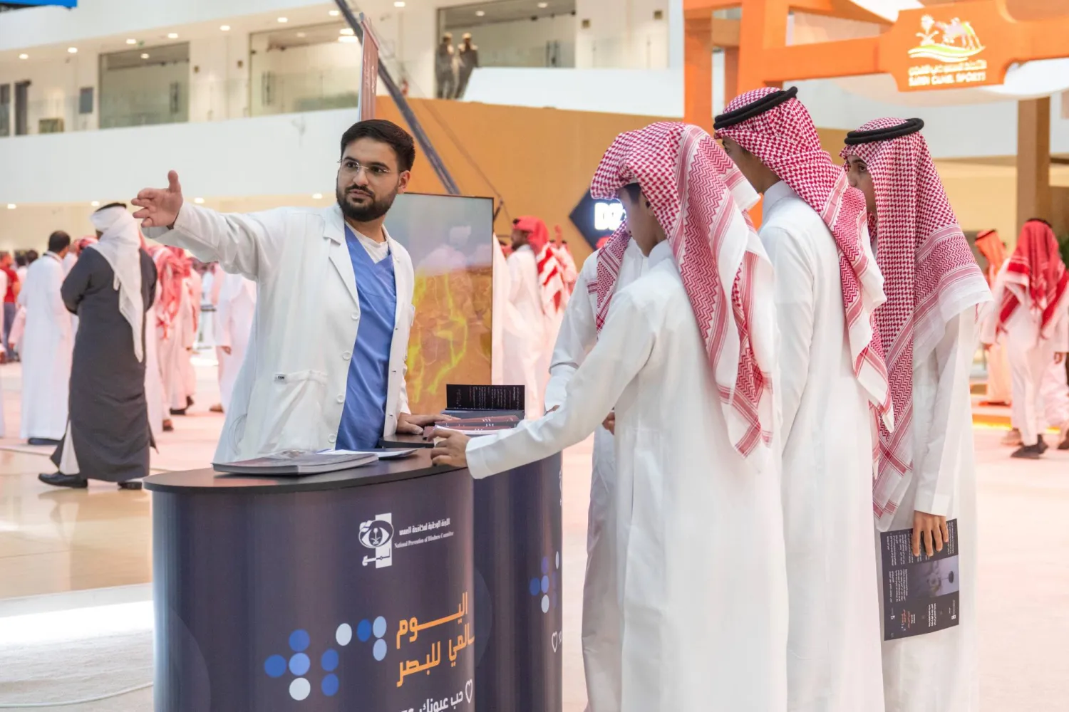 أجرت فحوصات شاملة للعين لأكثر من 3000 زائر بهدف تعزيز الوعي الصحي لدى أفراد المجتمع (معرض الصقور)