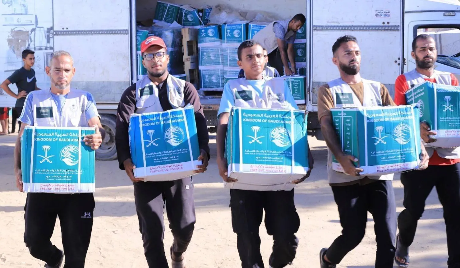 يسيّر مركز الملك سلمان للإغاثة جسراً جوياً وآخر بحرياً وصل منه حتى الآن 67 طائرة و8 سفن (واس)