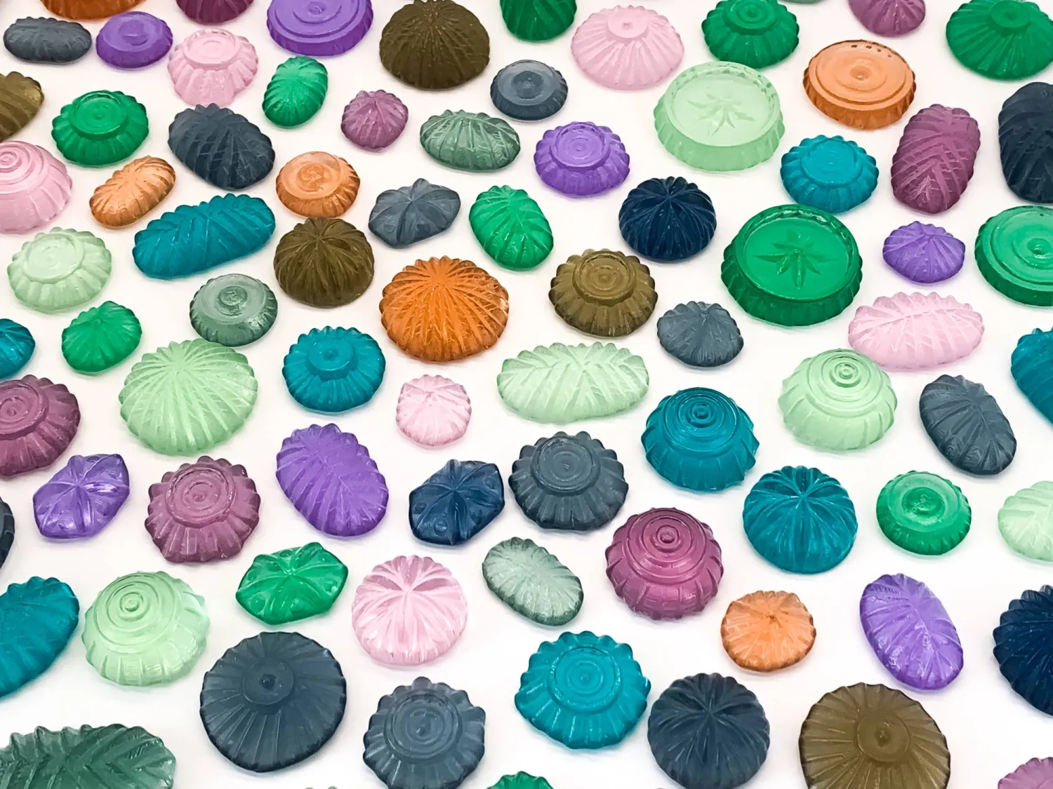 حبات المعمول الملونة في عمل الفنان رمزي ملاط (الفنان)