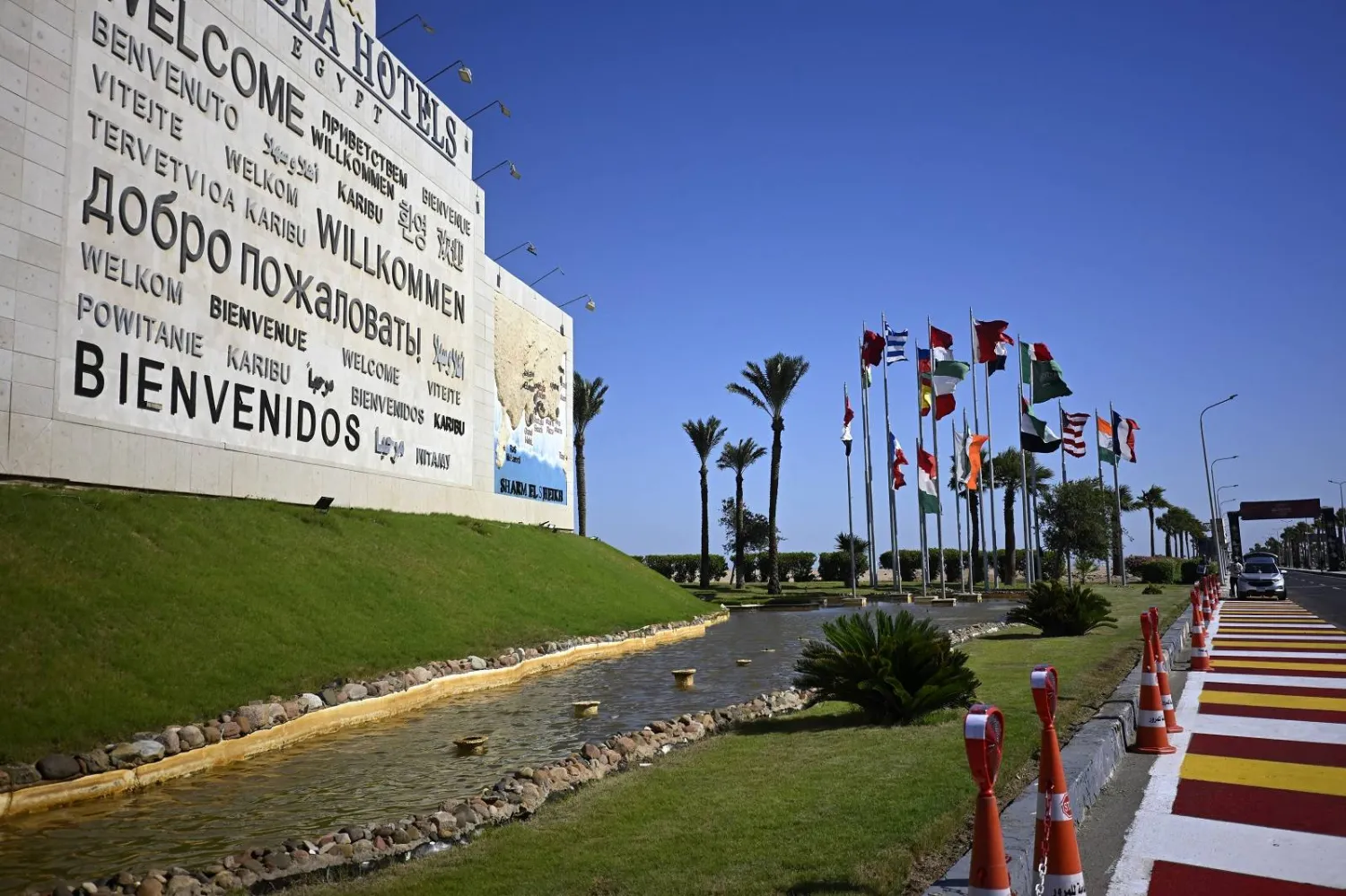 أعلام الدول المشاركة في «قمة السلام» بشرم الشيخ المصرية (أ.ف.ب)