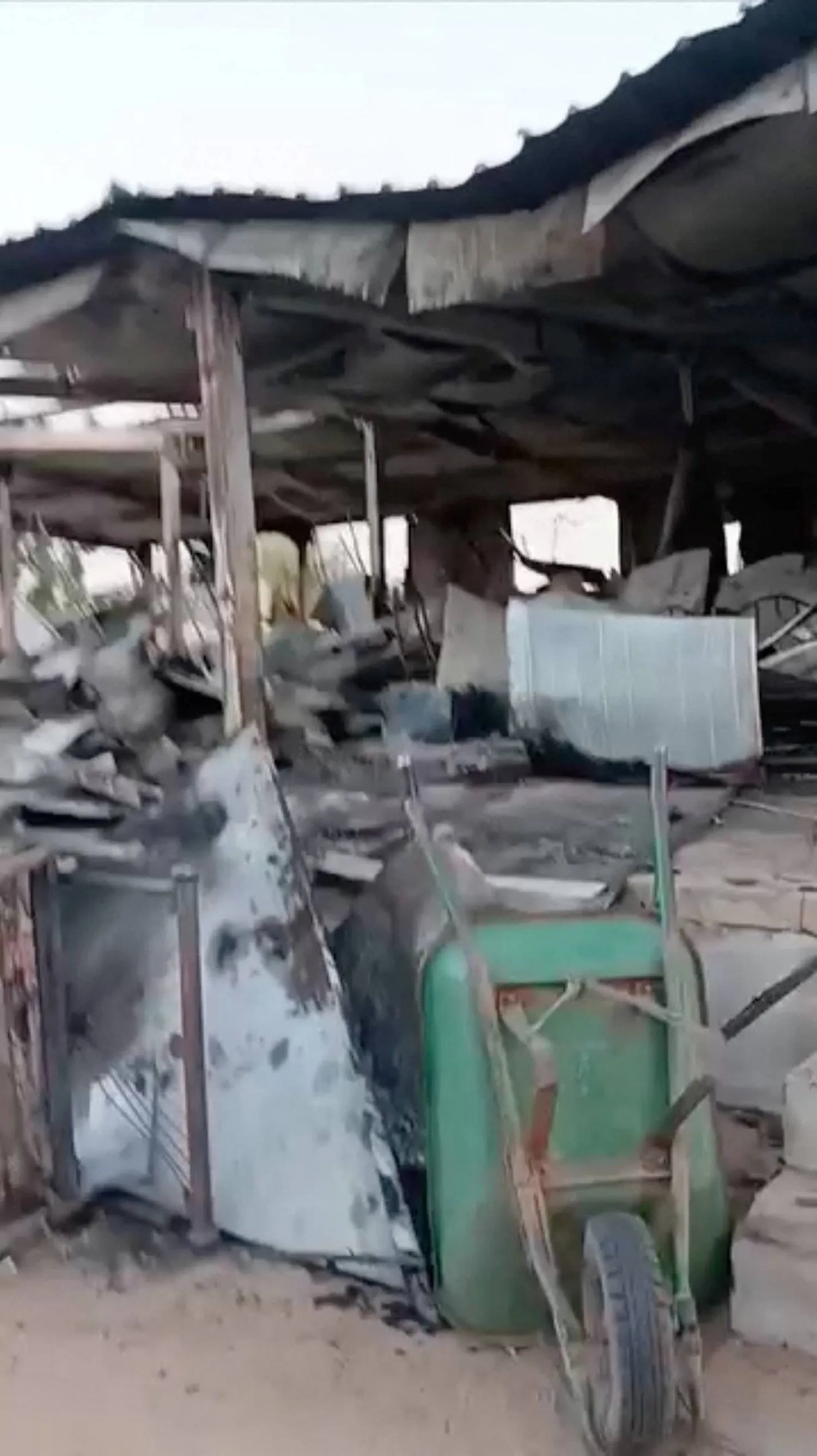 لقطة من فيديو نشرته مواقع للتواصل الاجتماعي الأحد تظهر حطام مبنى مدمر إثر غارة على الفاشر كبرى مدن دارفور (رويترز)