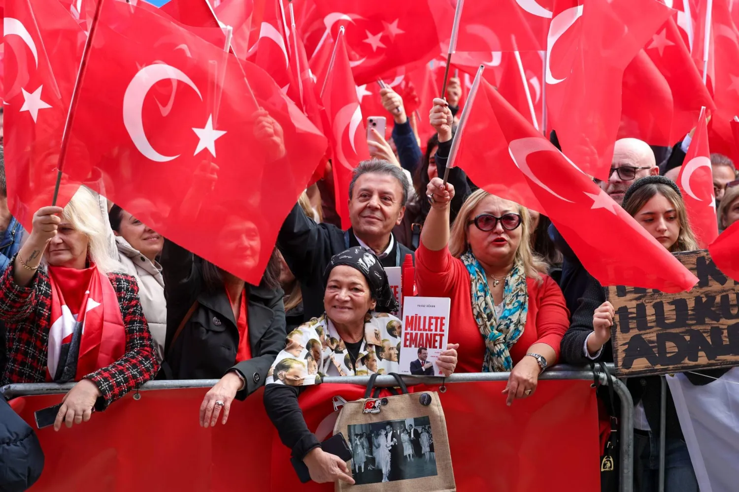 أنصار «حزب الشعب الجمهوري» المعارض في تركيا خلال تجمع في بروكسل الأحد (حساب الحزب في إكس)