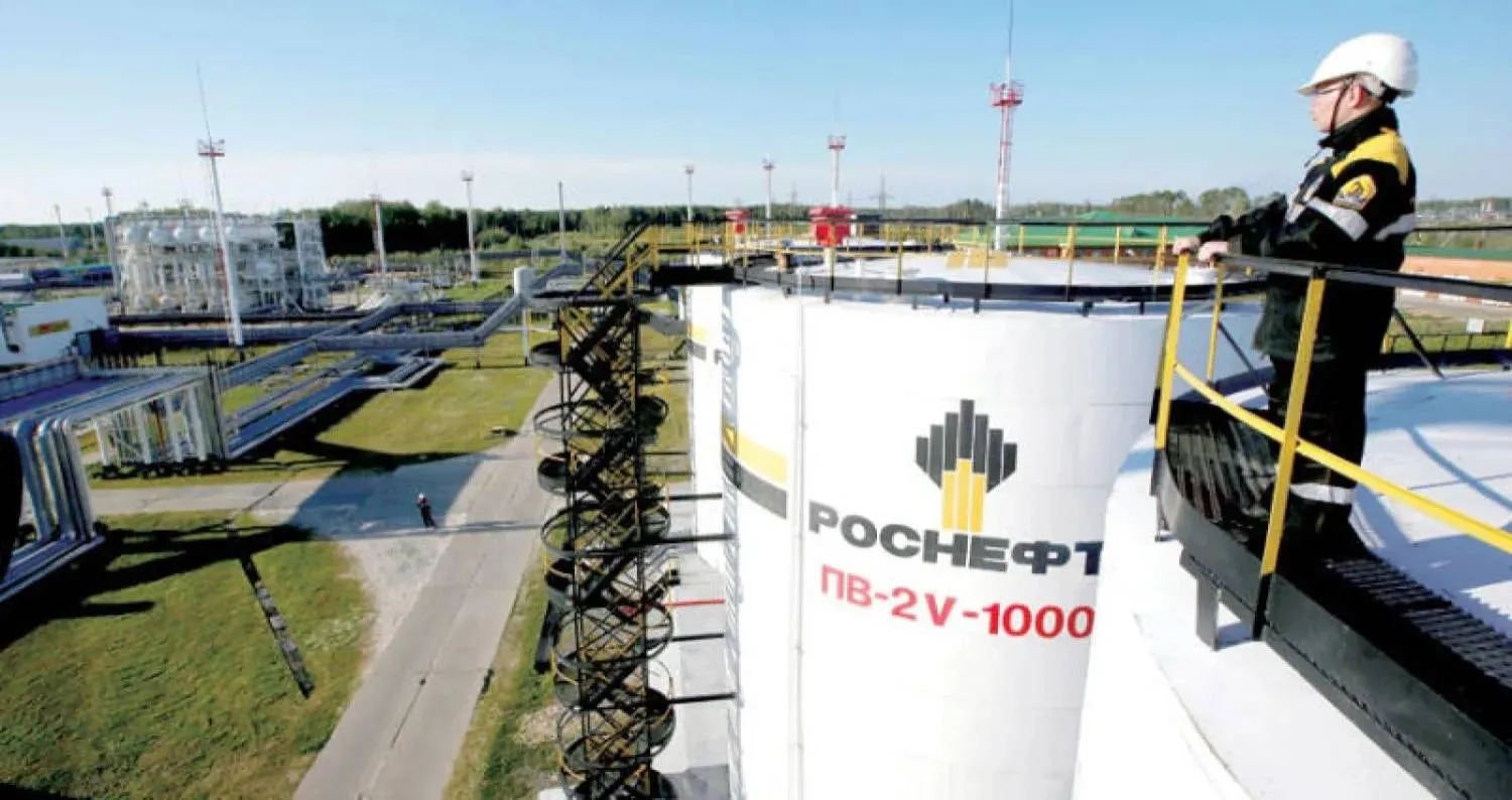 عامل بأحد مواقع العمل التابعة لشركة «روسنفت» الروسية بمدينة نفتيوجانسك في روسيا (رويترز)