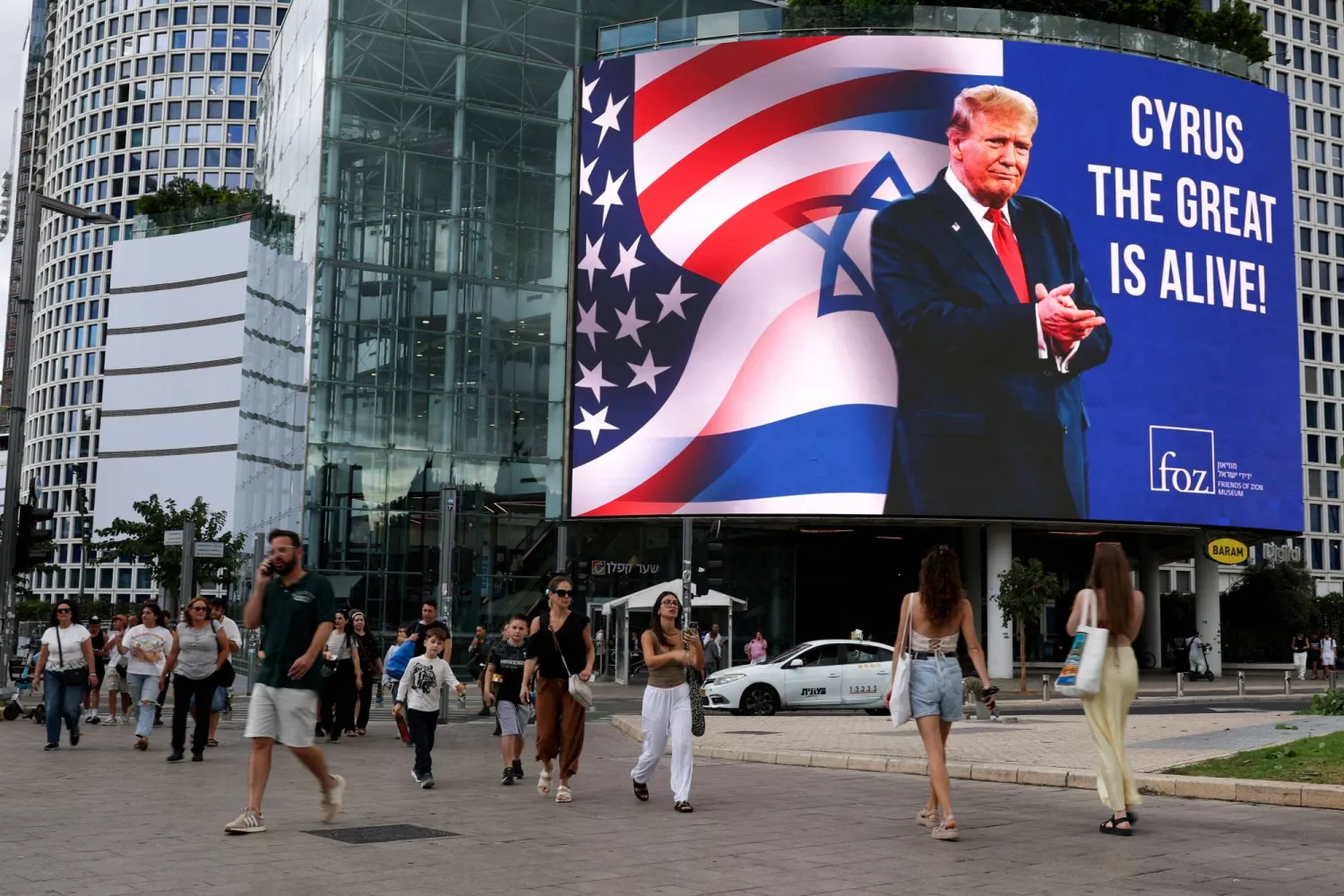 صورة عملاقة لترمب في أحد شوارع تل أبيب (رويترز)