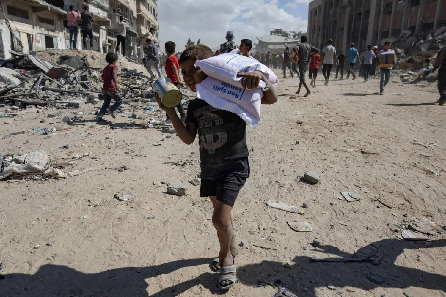 «منظمة التحرير الفلسطينية» تقول إنها مستعدة للعمل مع الرئيس الأميركي دونالد ترمب ورئيس الوزراء البريطاني الأسبق توني بلير لدعم وقف إطلاق النار في غزة وبدء إعادة الإعمار (إ.ب.أ)