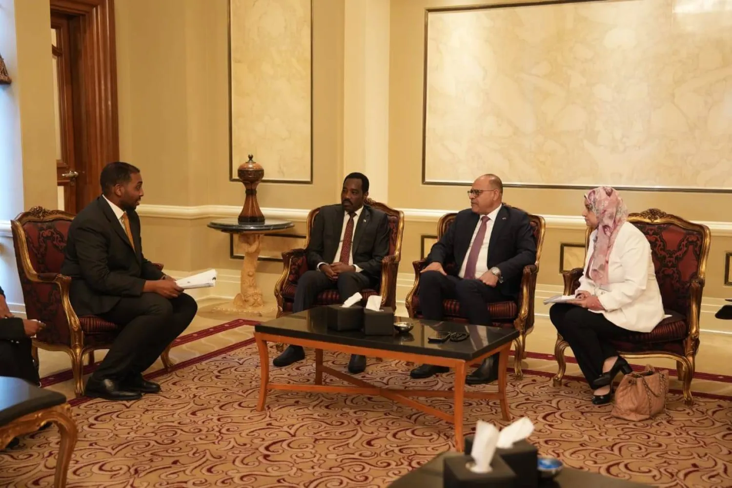 وزير العمل المصري محمد جبران يستقبل نظيره السوداني معتصم أحمد صالح (وزارة العمل المصرية)