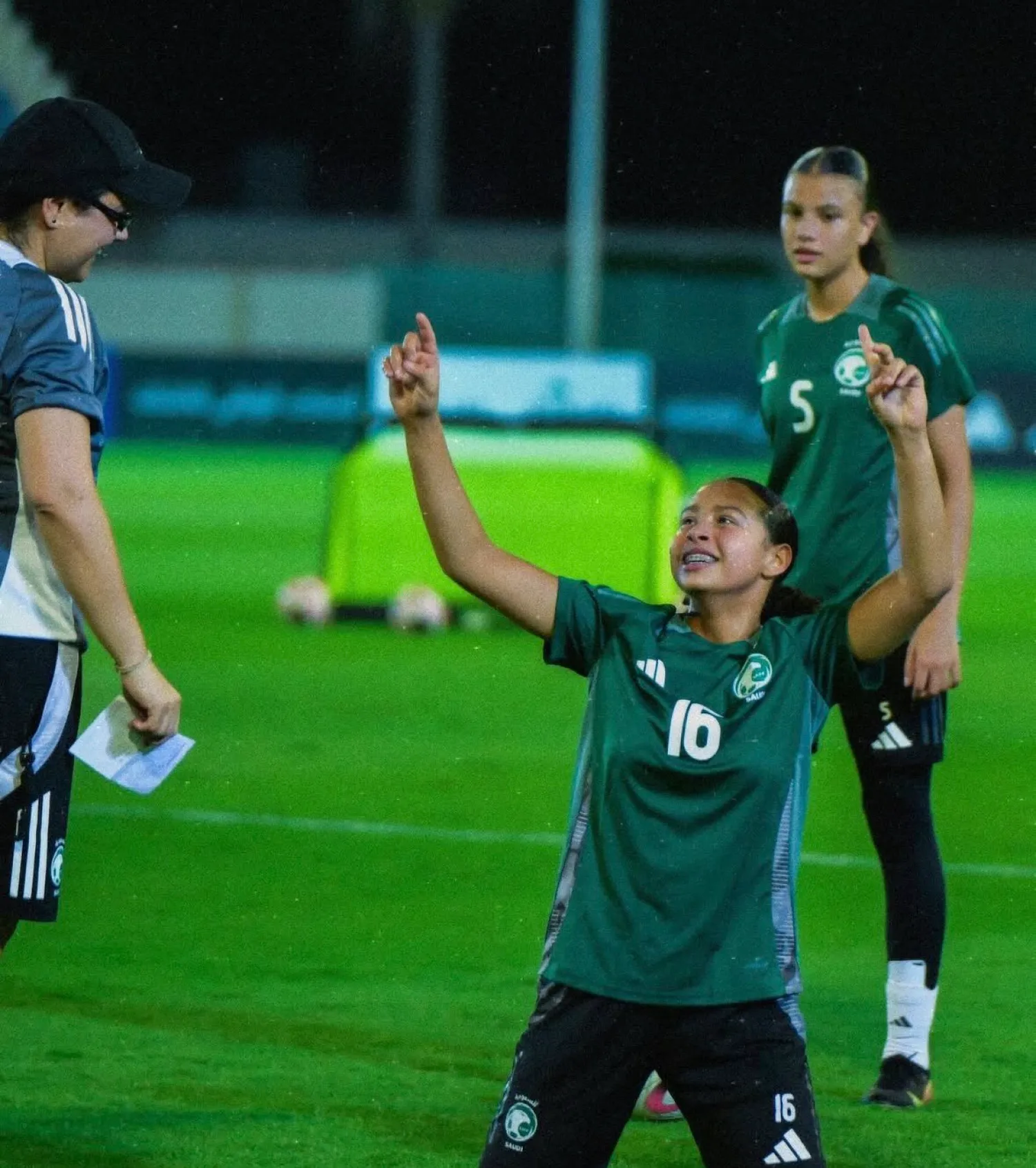 لاعبات الأخضر خلال الاستعدادات الأخيرة للتصفيات (الشرق الأوسط) 