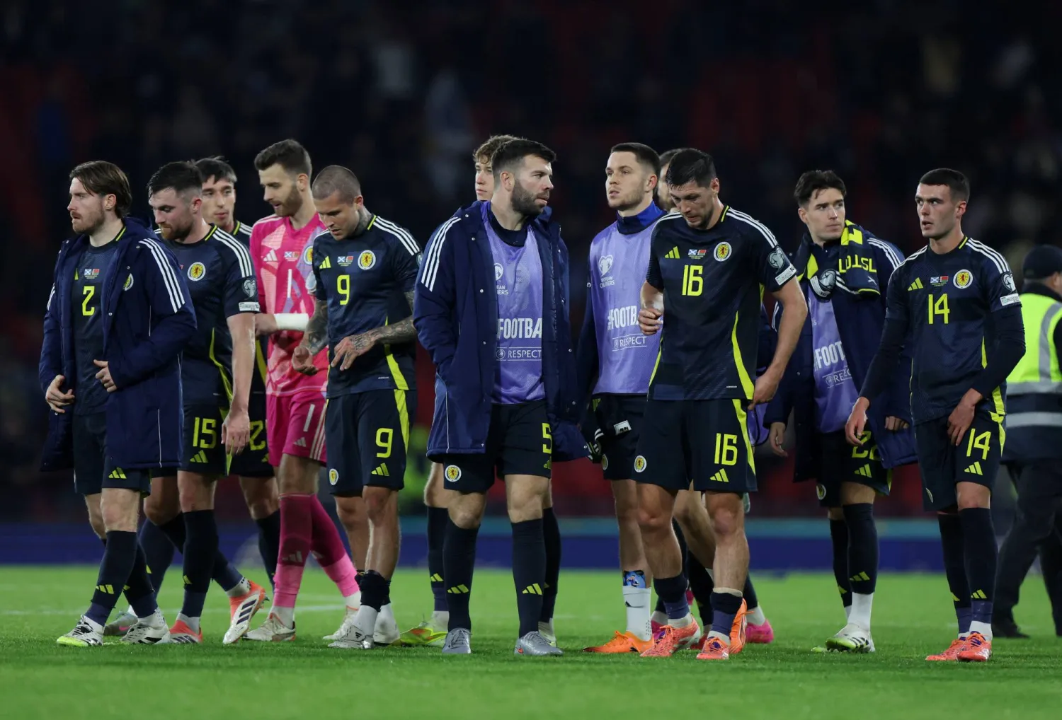 فرحة لاعبي أسكوتلندا بالفوز على بيلاروسيا (رويترز)