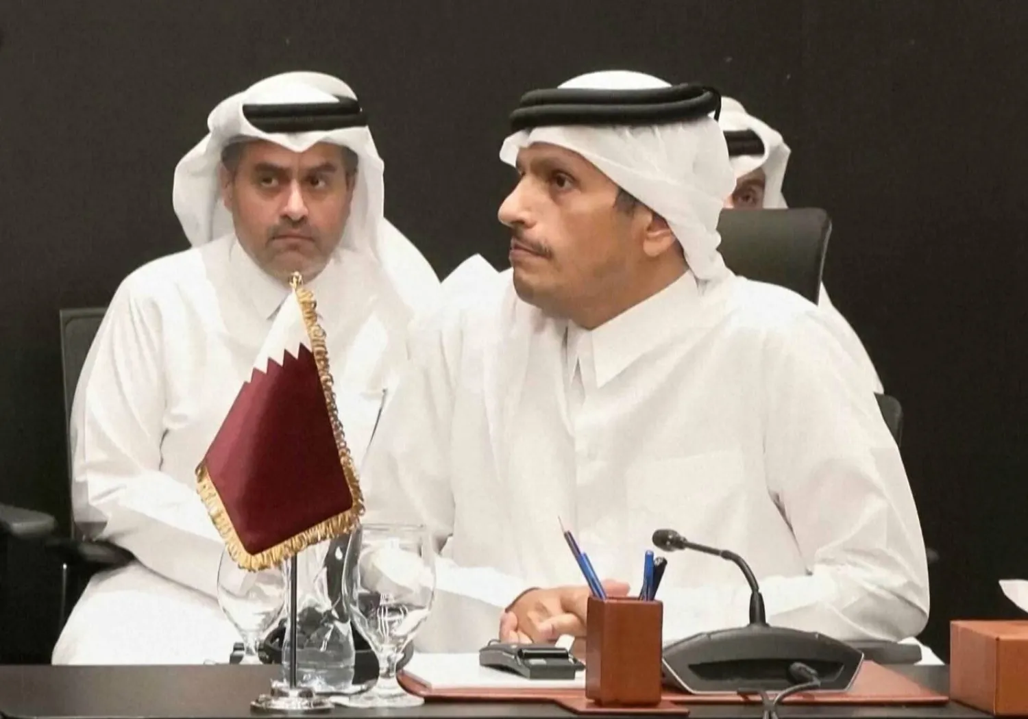 رئيس الوزراء القطري الشيخ محمد بن عبد الرحمن آل ثاني (يمين) خلال مشاركته في مشاورات غير مباشرة بين «حماس» وإسرائيل بشرم الشيخ (أ.ب)