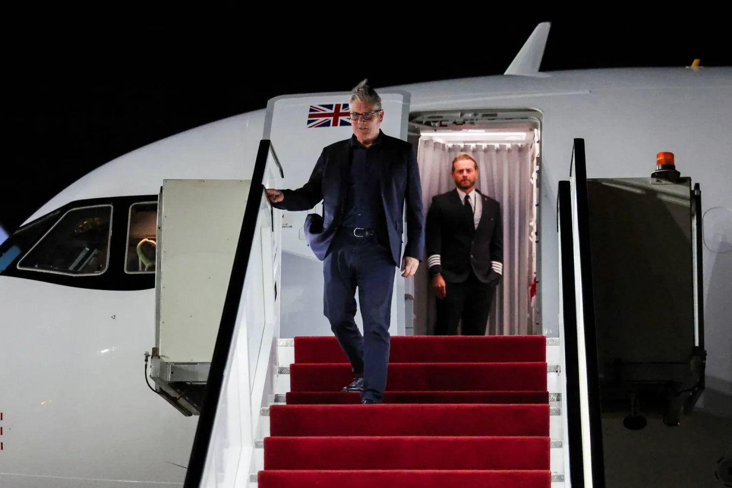 رئيس الوزراء البريطاني كير ستارمر لدى وصوله إلى مطار شرم الشيخ الأحد (رويترز)