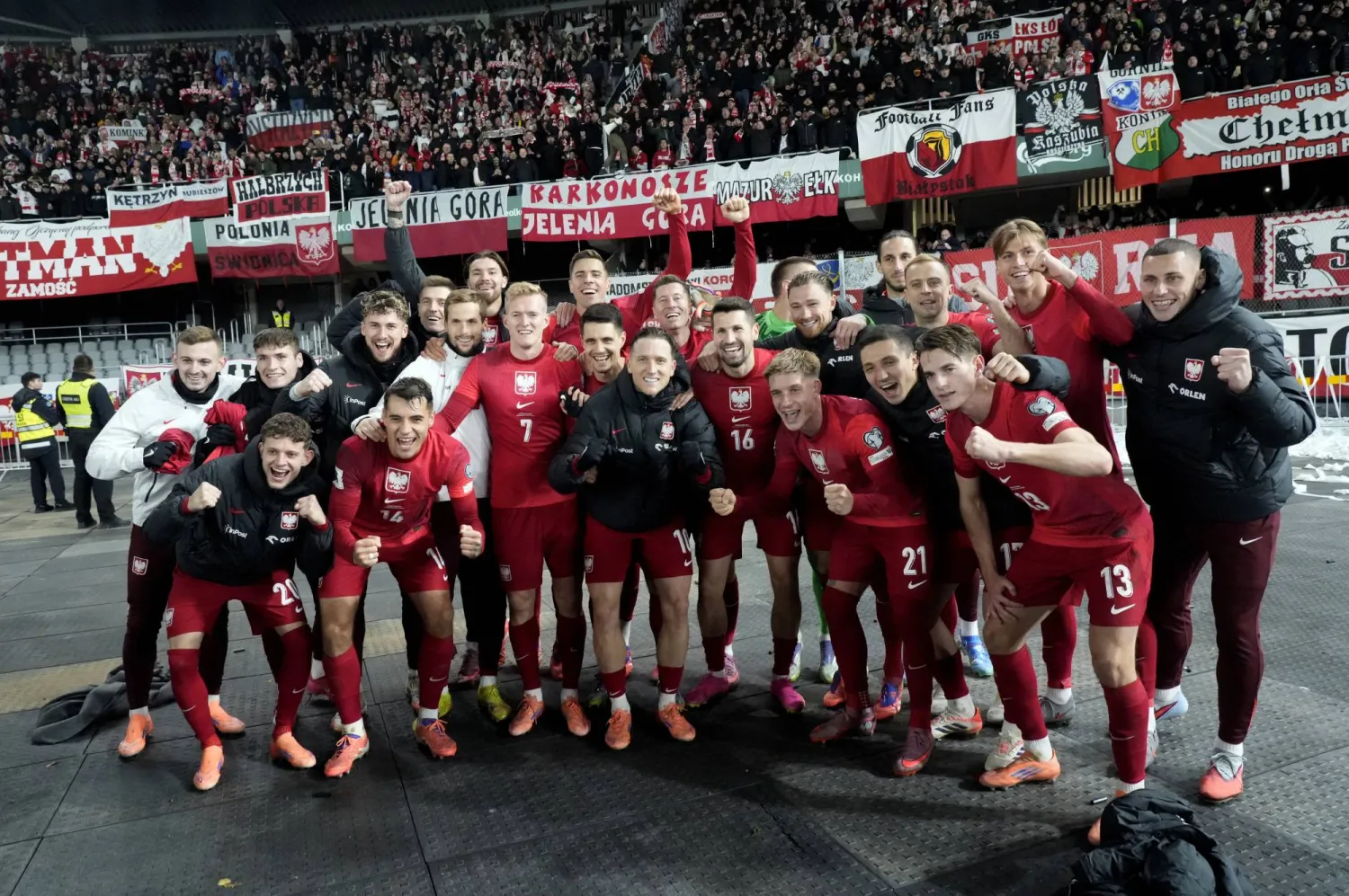 فرحة لاعبي بولندا بالفوز على ليتوانيا (رويترز)