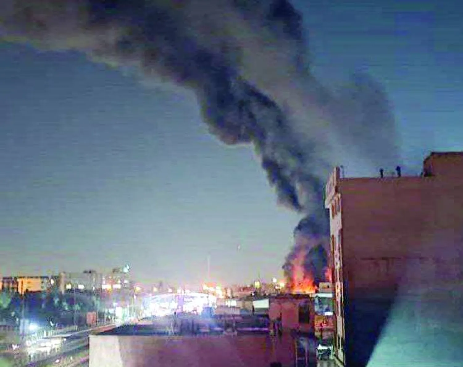 
صورة انتشرت على شبكات التواصل الاجتماعي لحريق في شرق طهران مساء الجمعة تزامن مع شائعات مقتل قاآني (مهر)