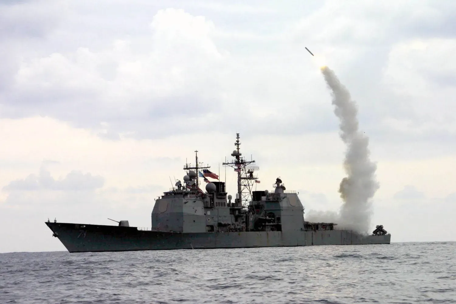 Akdeniz'de bir ABD destroyerinden fırlatılan Tomahawk füzesi (Arşiv/AP)