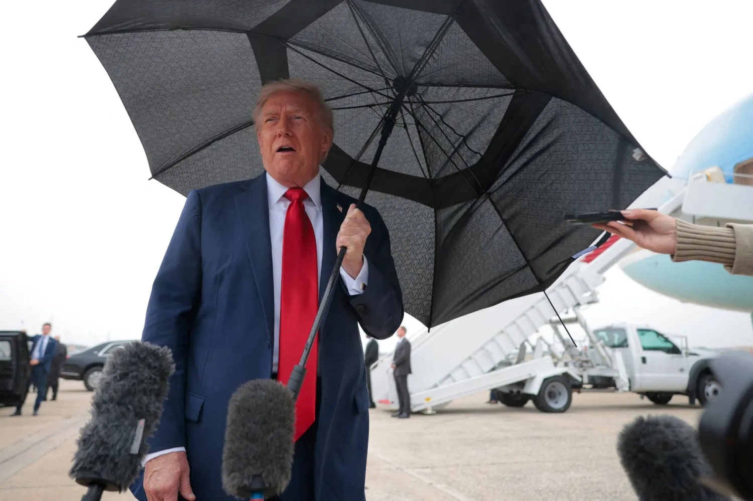 ABD Başkanı Donald Trump, İsrail ve Mısır gezisi sırasında gazetecilere konuşuyor (Reuters)