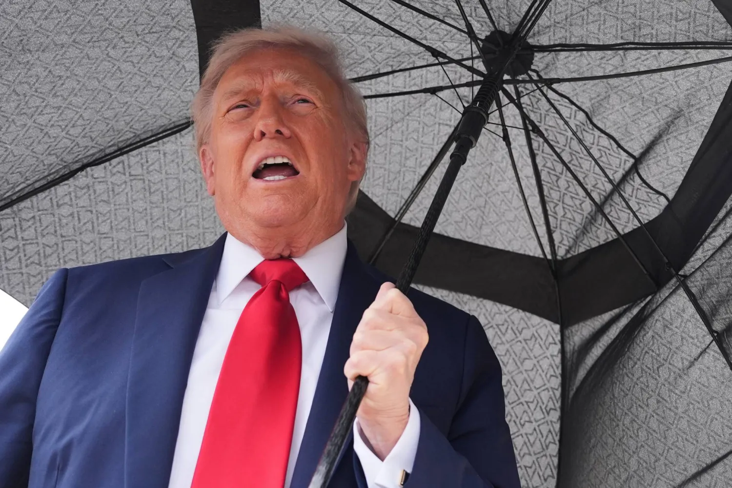 الرئيس الأميركي دونالد ترمب يتحدث للمراسلين قبل الصعود للطائرة الرئاسية المتوجهة إلى جولة في الشرق الأوسط (أ.ب)