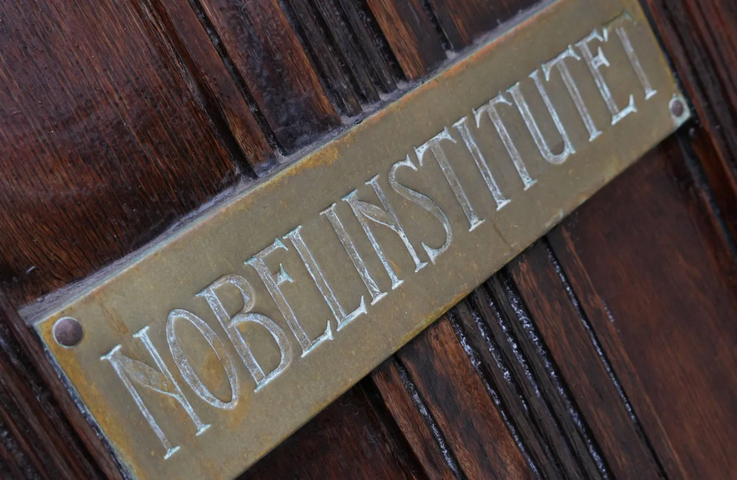 علامة «نوبل» خارج معهد نوبل النرويجي (رويترز)