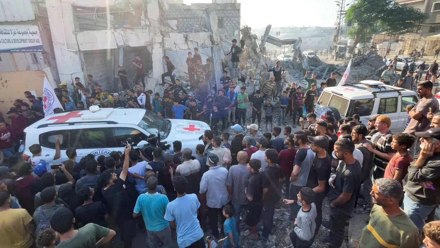 سيارات الصليب الأحمر تنقل رهائن محتجَزين بغزة بعد تسليمهم في إطار اتفاق وقف إطلاق النار (رويترز)