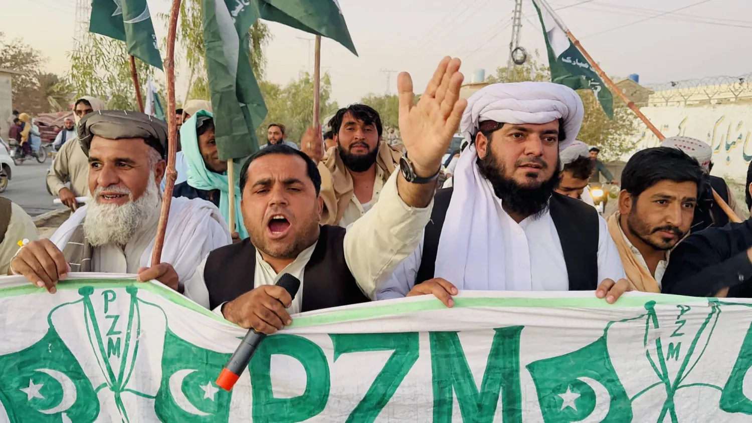  مسؤولون في الحكومة المحلية الباكستانية وأنصارهم يرددون شعارات تضامناً مع القوات المسلحة الباكستانية خلال احتجاج على الاشتباكات مع قوات أمن «طالبان» على الحدود الباكستانية الأفغانية في تشامان بعد أن أغلقت باكستان معبري تورخام وتشامان بعد اشتباكات ليلية مع القوات الأفغانية (إ.ب.أ)