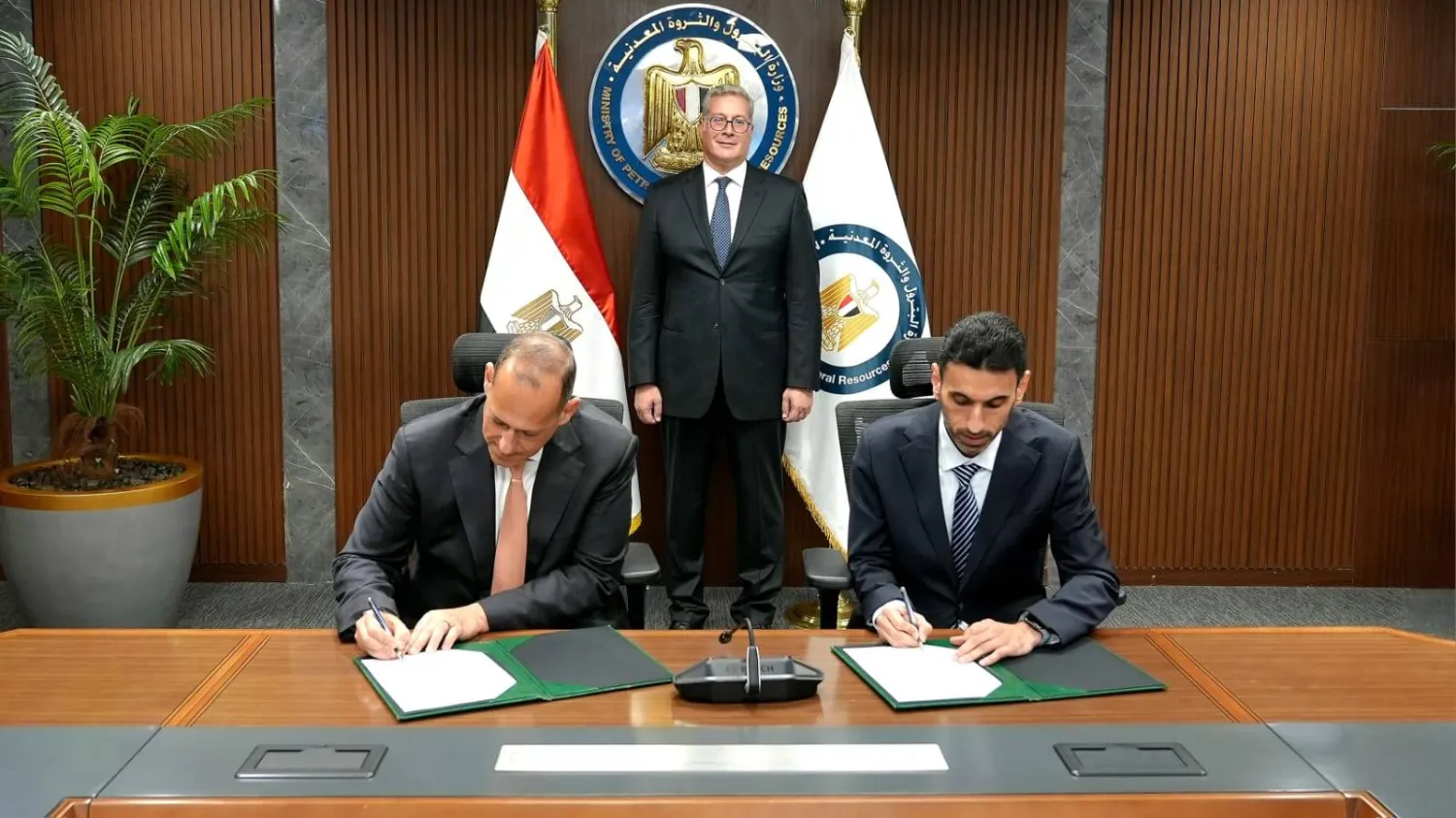 وزير البترول المصري يشهد توقيع شركة «بي بي» حفر 5 آبار في البحر المتوسط (وزارة البترول المصرية)