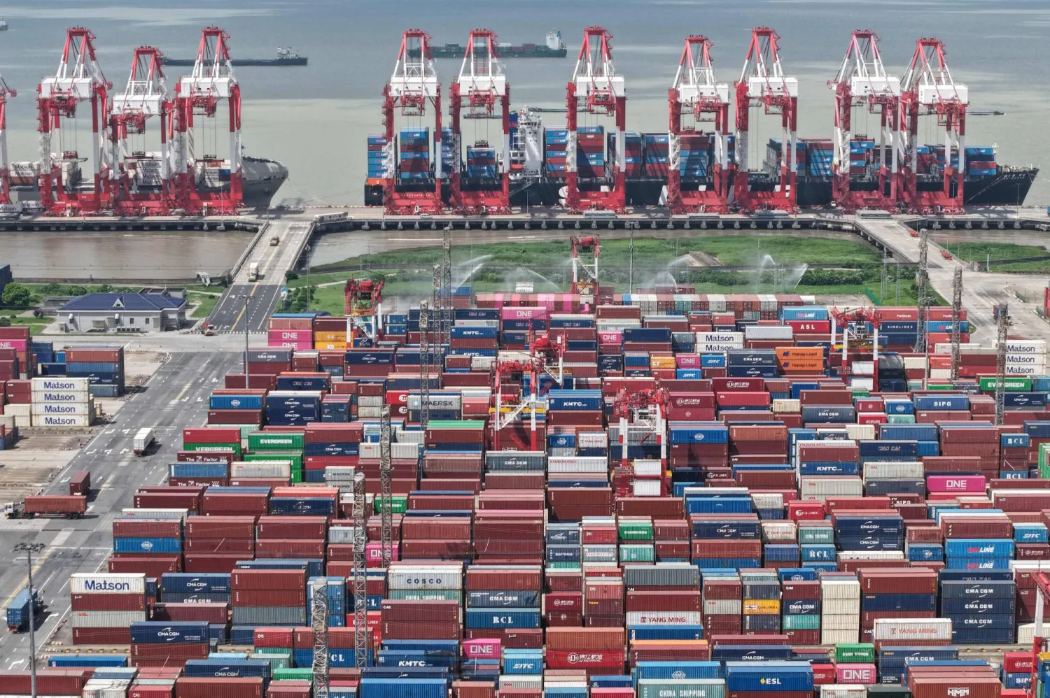آلاف الحاويات في ميناء شنغهاي الصيني (أ.ف.ب)
