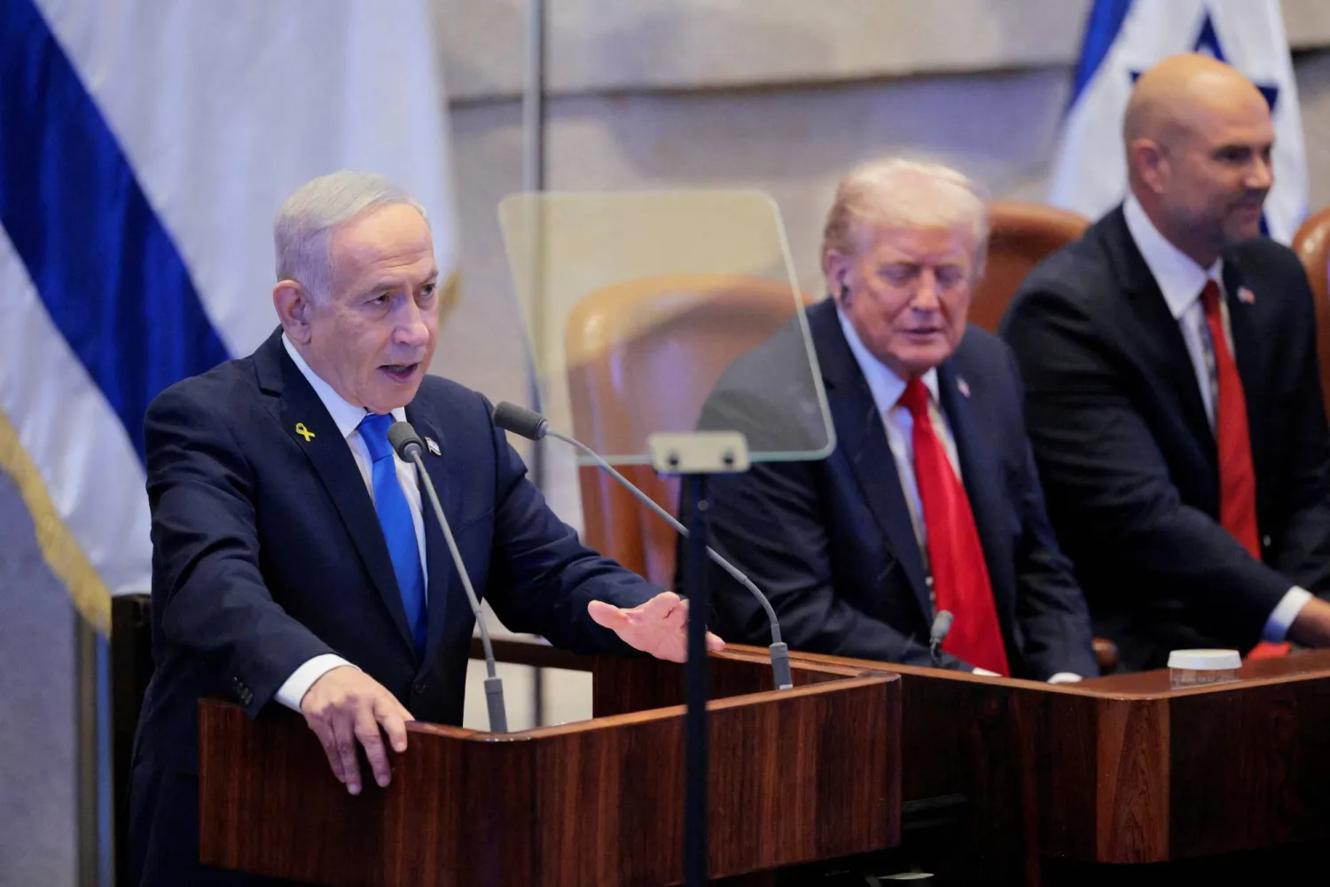 رئيس الوزراء الإسرائيلي بنيامين نتنياهو يلقي كلمة أمام الكنيست في حضور الرئيس الأميركي دونالد ترمب (رويترز) 