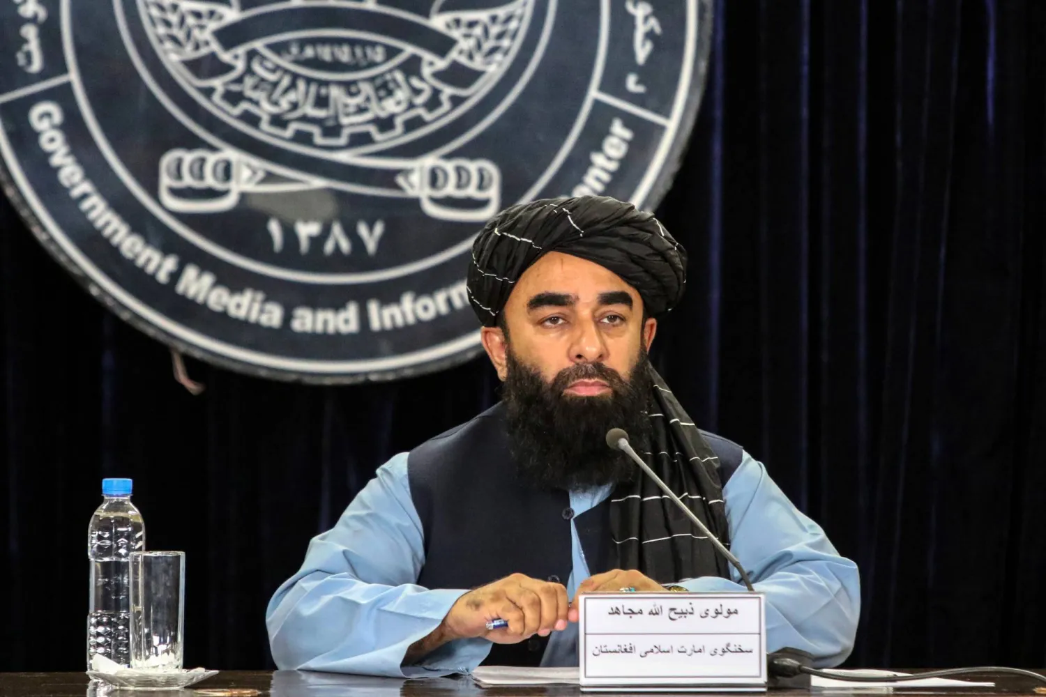 المتحدث باسم حكومة «طالبان» ذبيح الله مجاهد يتحدث لوسائل الإعلام في كابل حول الاشتباكات التي وقعت ليلاً بين أفغانستان وقوات الأمن الباكستانية 12 أكتوبر 2025 (إ.ب.أ)
