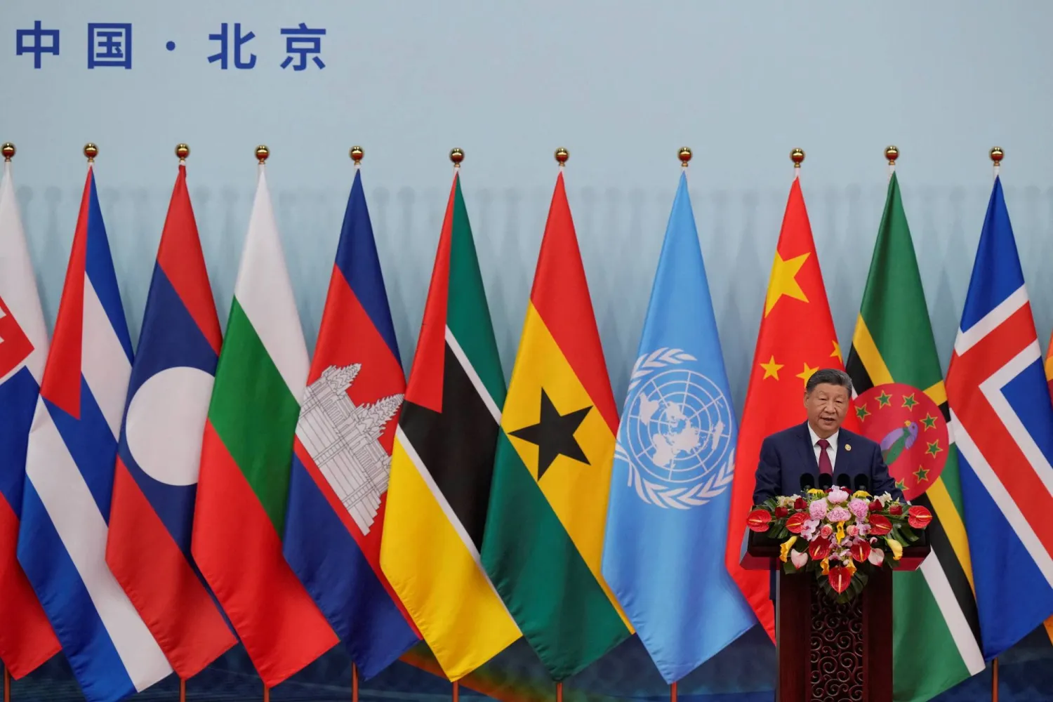 الرئيس الصيني شي جينبينغ في كلمته خلال افتتاح «اجتماع القادة العالميين بشأن المرأة» بالعاصمة الصينية بكين يوم الاثنين (رويترز)