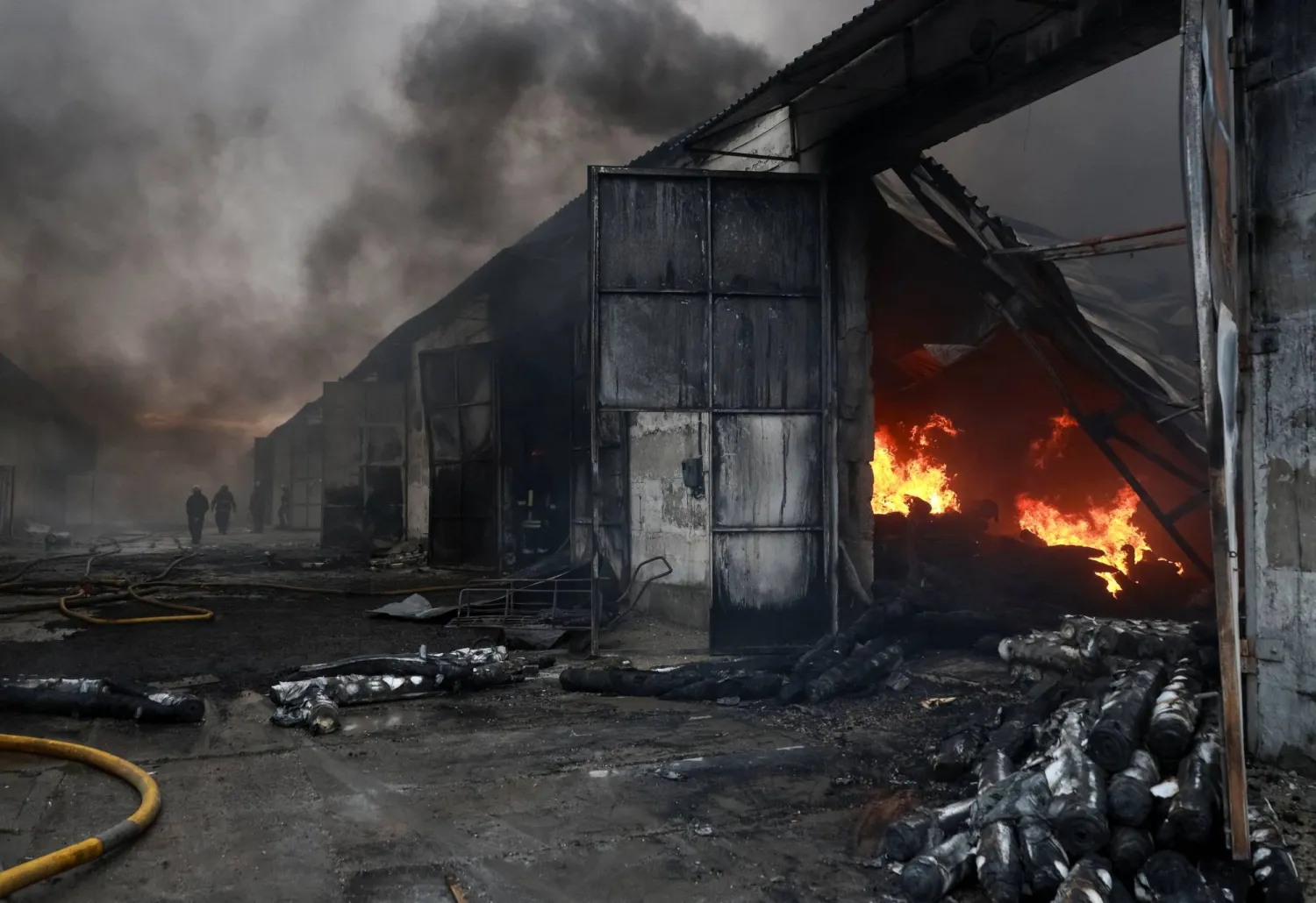 رجال إطفاء يعملون في موقع غارة بطائرة روسية مسيّرة على مشارف أوديسا بأوكرانيا الاثنين (رويترز)