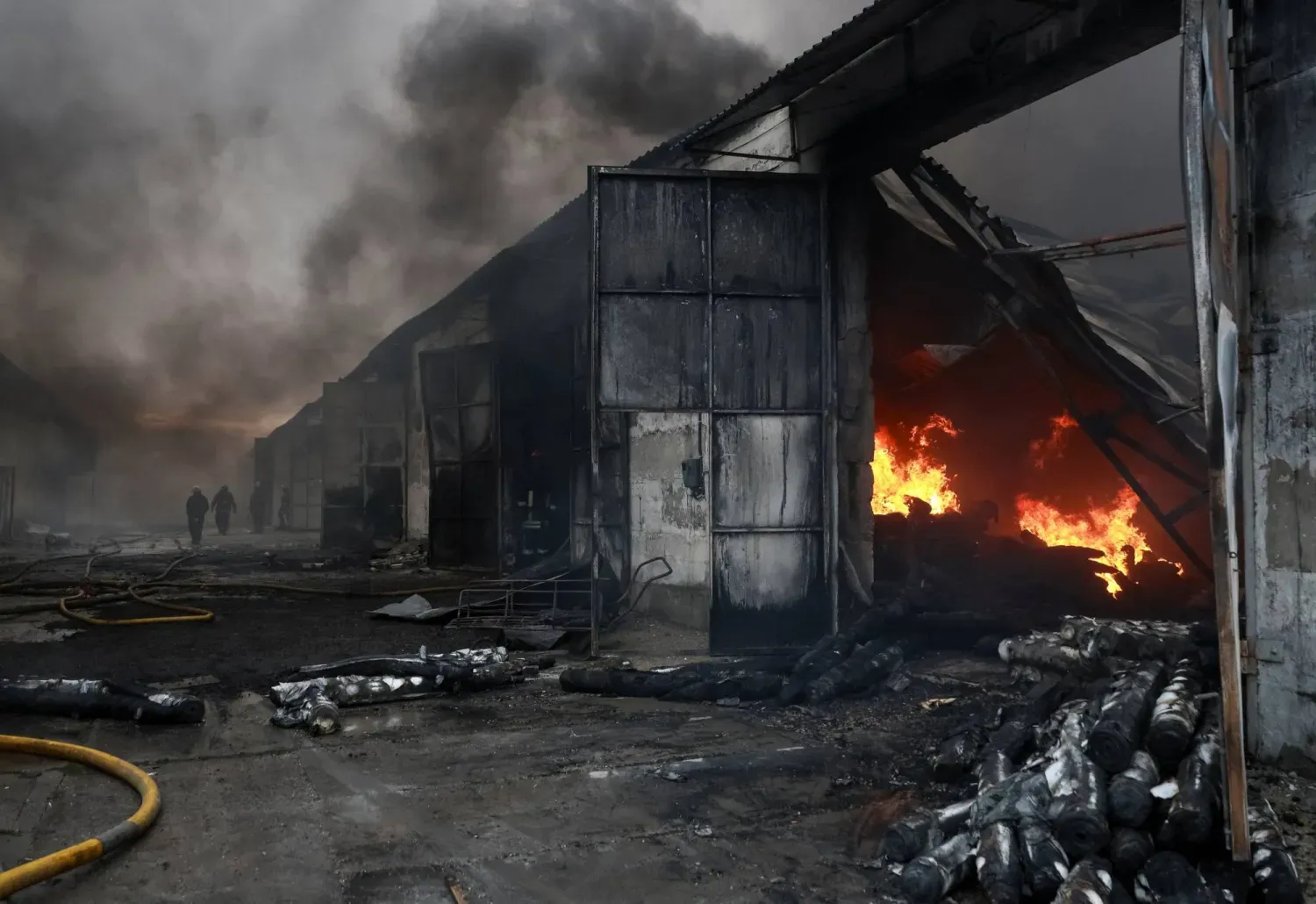 Ukrayna'nın Odessa kentinin dış mahallelerinde Rus insansız hava araçlarının (İHA) saldırısına uğrayan bölgede çalışan itfaiyeciler (Reuters)