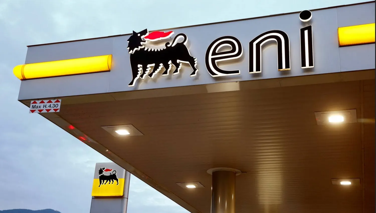 شعار شركة إيني الإيطالية للطاقة على محطة وقود بسويسرا (رويترز)