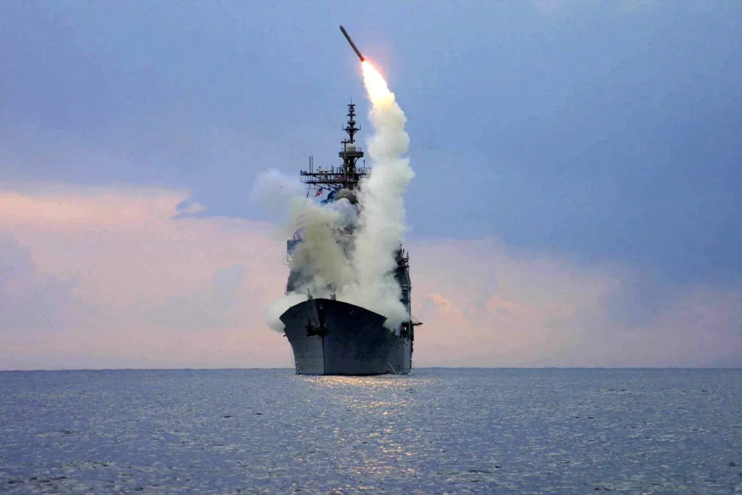 Bir ABD savaş gemisinden fırlatılan Tomahawk füzeleri (Reuters)