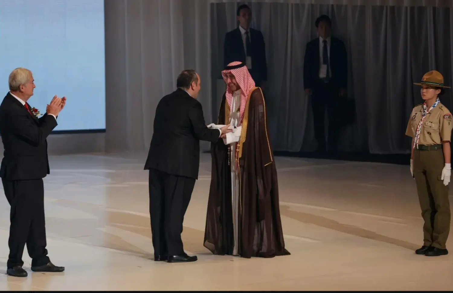 وزير الدولة وعضو مجلس الوزراء والرئيس التنفيذي للهيئة الملكية لمدينة الرياض إبراهيم السلطان يتسلم راية المكتب الدولي للمعارض (واس)