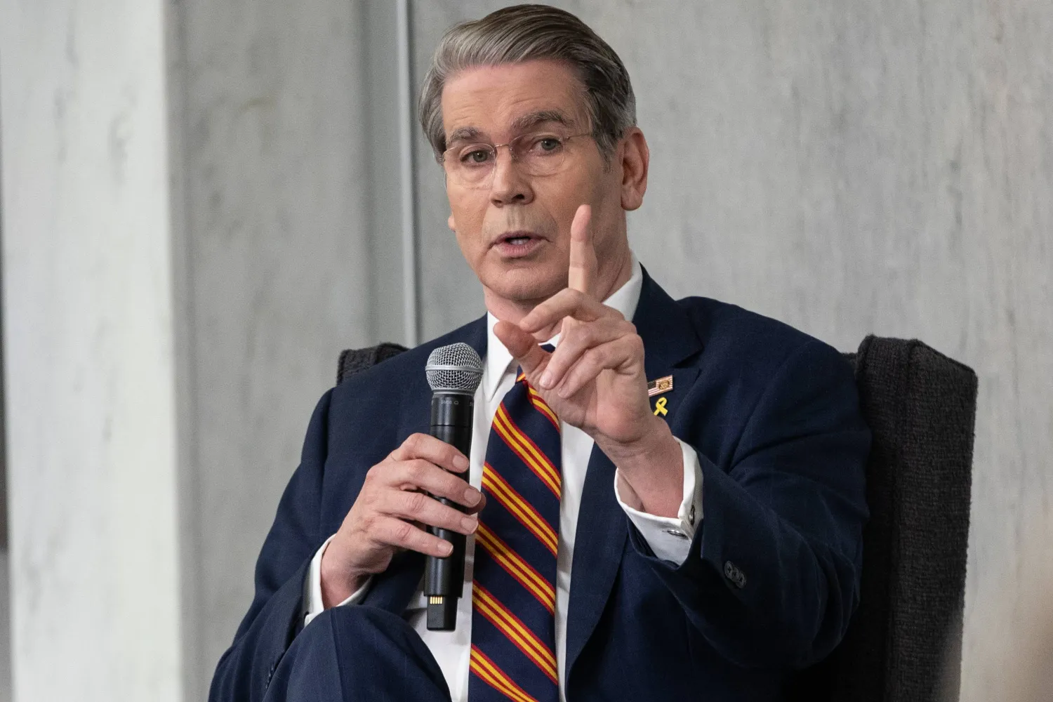 سكوت بيسنت يدلي بتصريحات من مقر «الاحتياطي الفيدرالي» في واشنطن يوم 9 أكتوبر 2025 (إ.ب.أ)