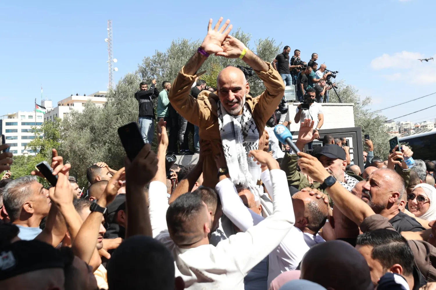 أسير فلسطيني محرر لدى الإفراج عنه في رام الله بالضفة الغربية (إ.ب.أ)