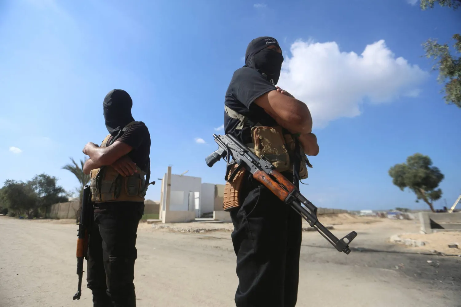 عنصران من «حماس» في وسط مدينة غزة الاثنين (رويترز)