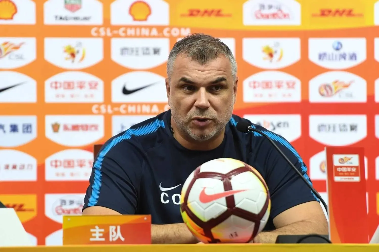 الروماني أولاريو كوزمين المدير الفني لمنتخب الإمارات (رويترز)