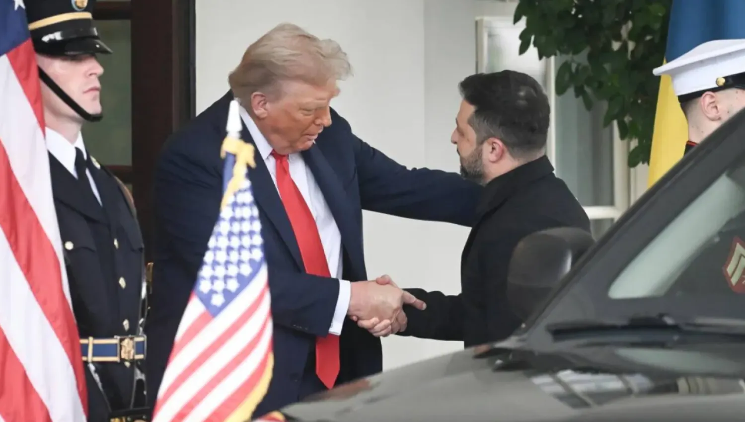US President Donald Trump admires Ukrainian President Volodymyr Zelensky's outfit. Alex WROBLEWSKI / AFP
