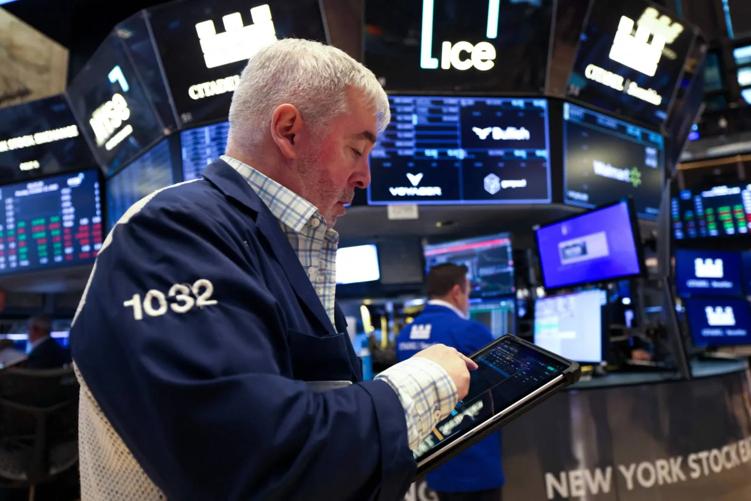 متداول يعمل في بورصة نيويورك (أ.ف.ب)