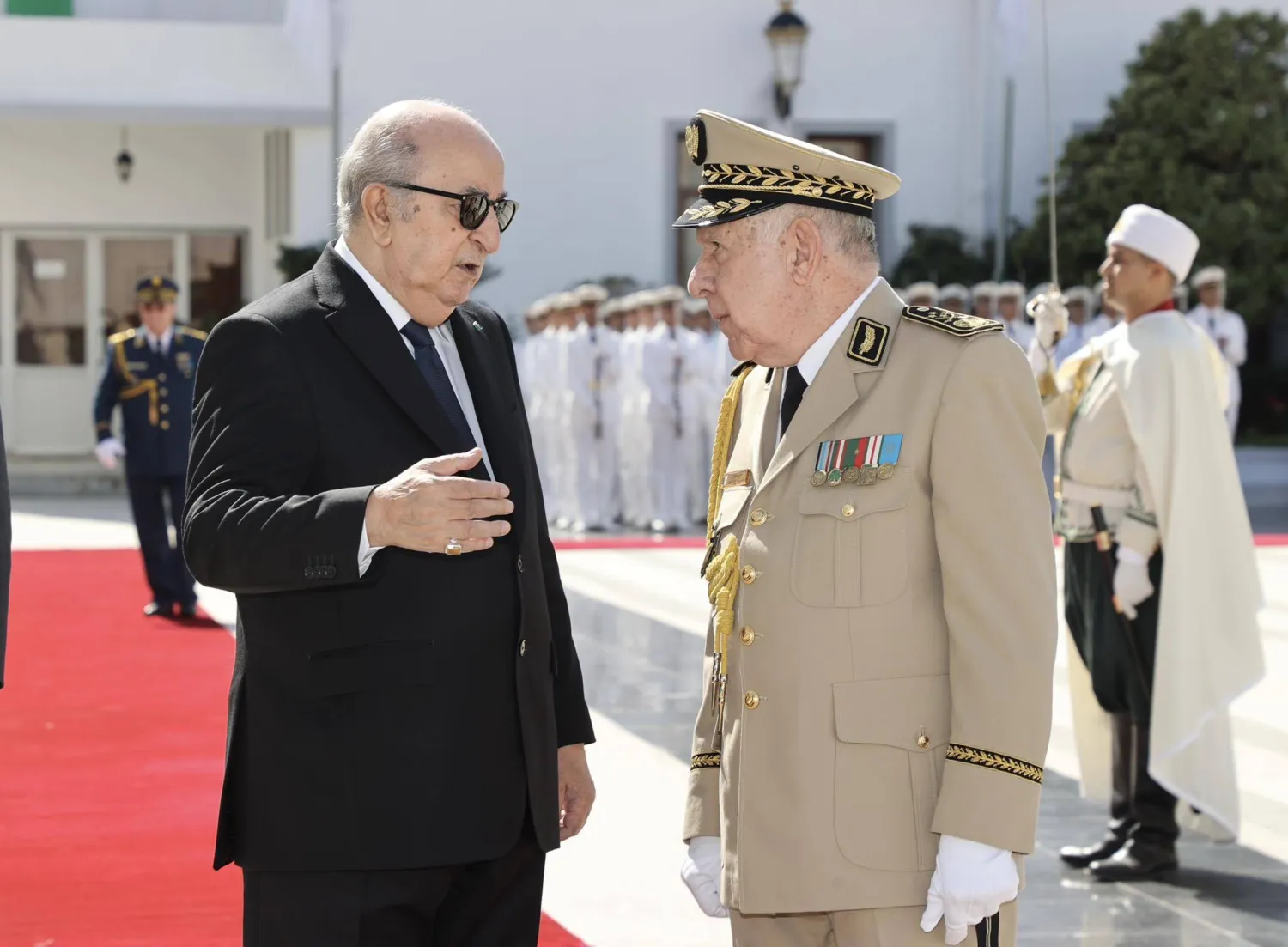 رئيس الجزائر مع رئيس أركان الجيش (وزارة الدفاع)